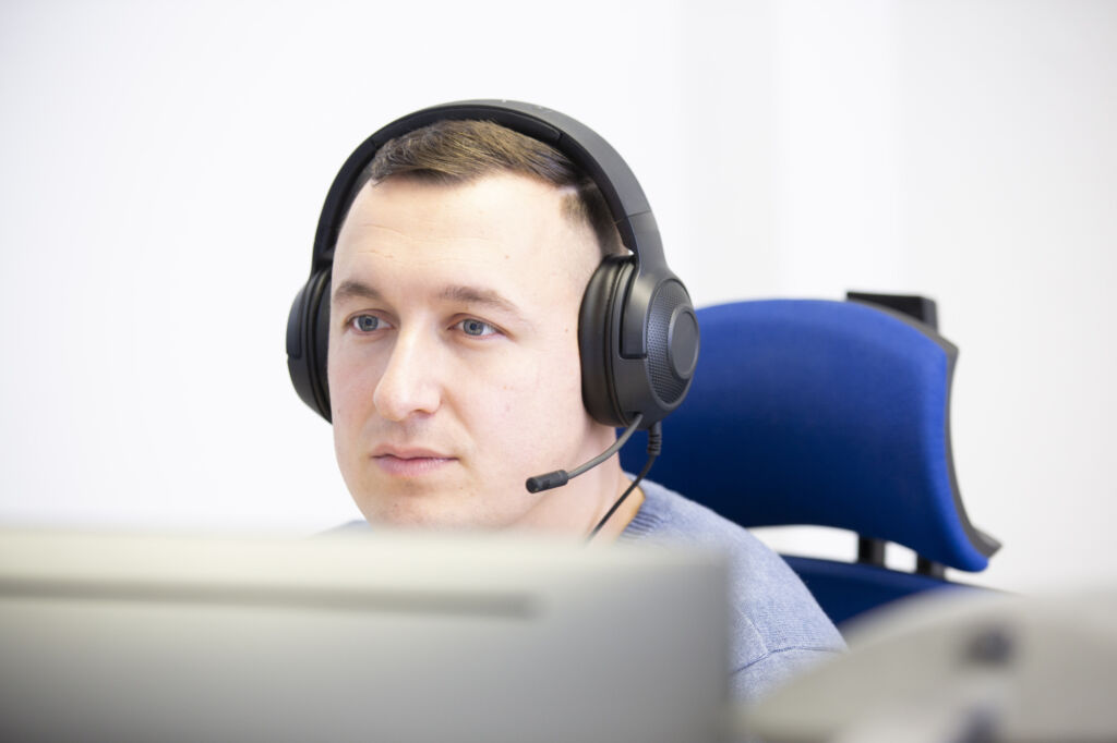 Support-Mitarbeiter mit Headset