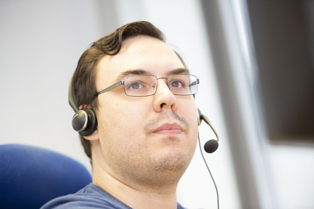 Support-Mitarbeiter mit Headset